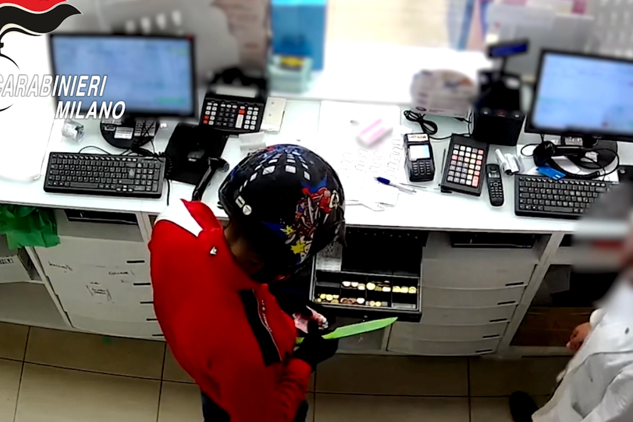 La rapina in farmacia ripresa dalla telecamera di videosorveglianza