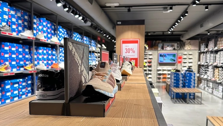 Lo store Adidas di Monza dove è avvenuto il reiterato furto