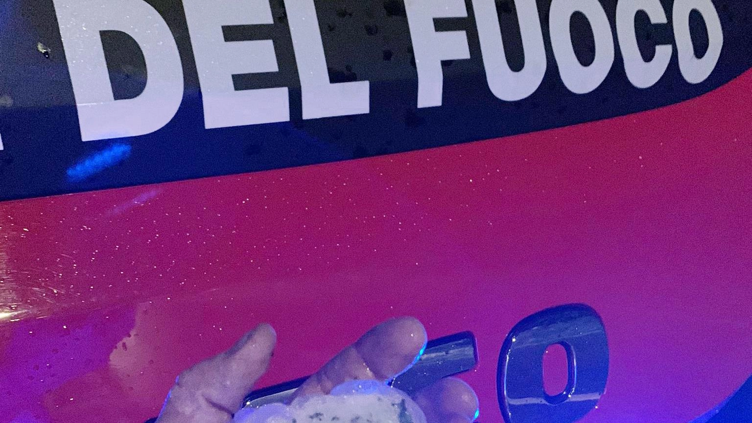 Il cielo è nero sulla Bassa Comasca Piove sui tetti rotti dalla grandine: la palestra trasformata in dormitorio Il cielo è nero sulla Bassa Comasca Piove sui tetti rotti dalla grandine: la palestra trasformata in dormitorio