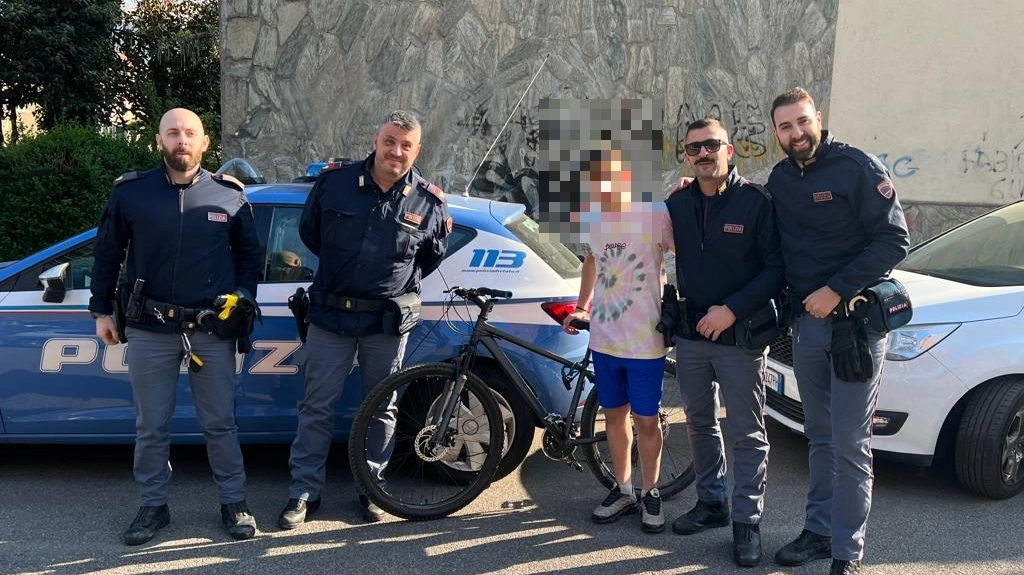 La foto ricordo con la bici recuperata La foto ricordo con la bici recuperata