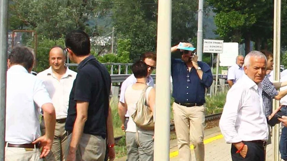 Viaggiatori sulla banchina a Tirano