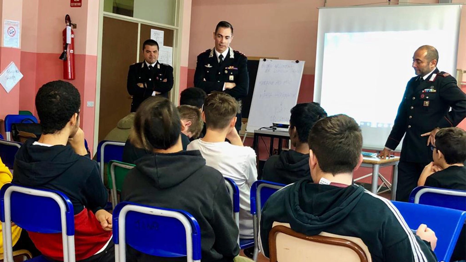 I carabinieri al Floriani di Vimercate durante un incontro con gli studenti (repertorio)