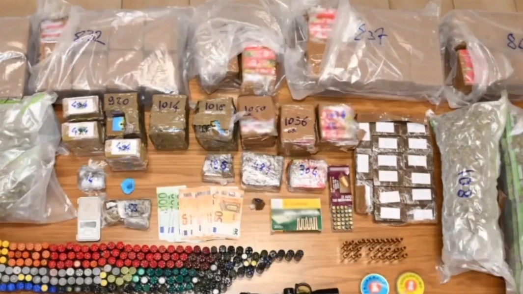 Droga, contanti e armi sequestrati dalla polizia a Cinisello Balsamo