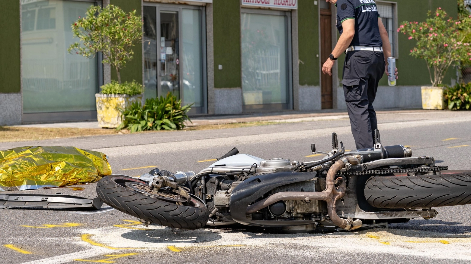 Schianto sul Sempione Scontro tra moto e auto Perde la vita a 42 anni Schianto sul Sempione Scontro tra moto e auto Perde la vita a 42 anni