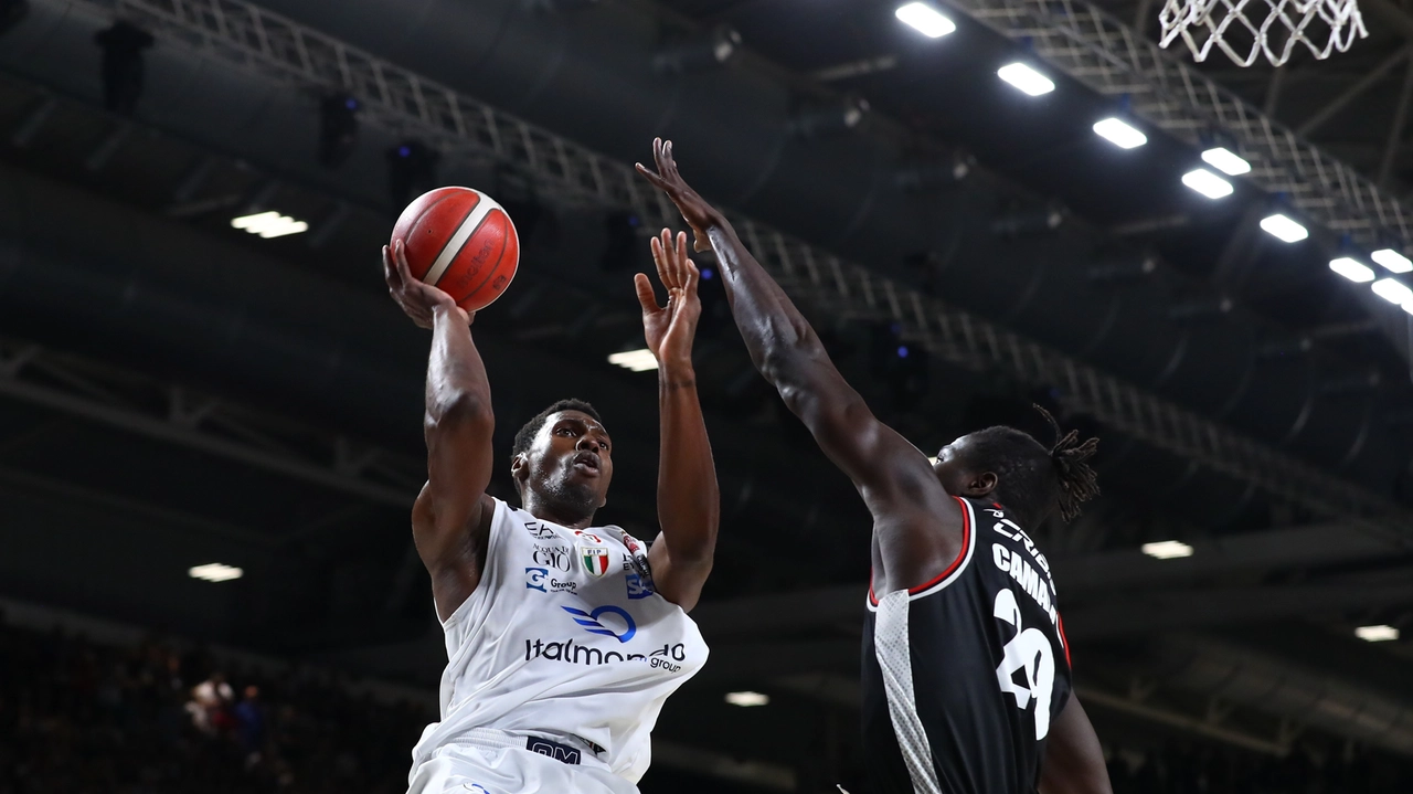 Olimpia Milano: non passa a Bologna, è 3-3. Venerdì in campo per lo scudetto al Forum
