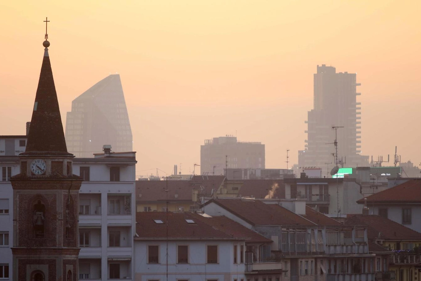 Smog a Milano (Ansa)
