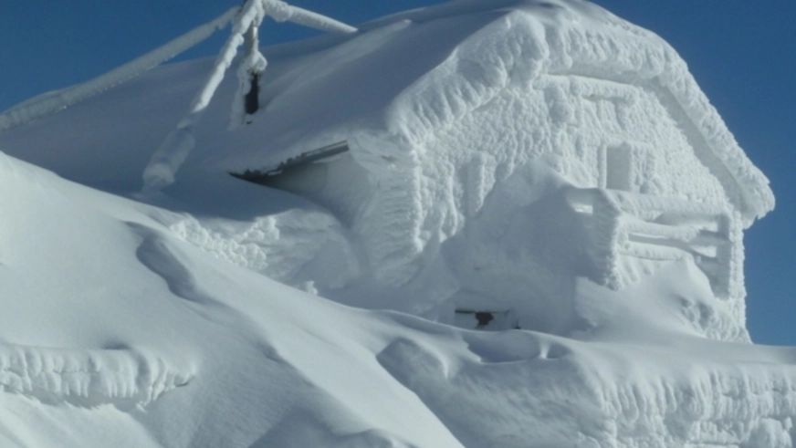 Il rifugio in cima al Grignone sommerso dalla neve