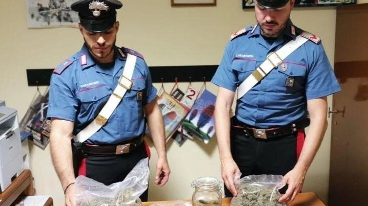 In moto, nello zaino otto panetti di hashish Arrestato ventenne In moto, nello zaino otto panetti di hashish Arrestato ventenne