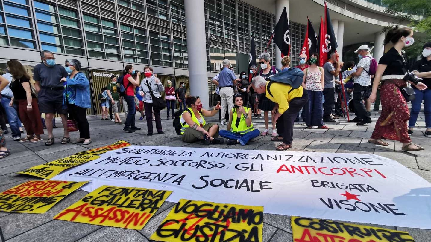 Il sit-in degli antagonisti sotto Palazzo Lombardia (foto Mianews)
