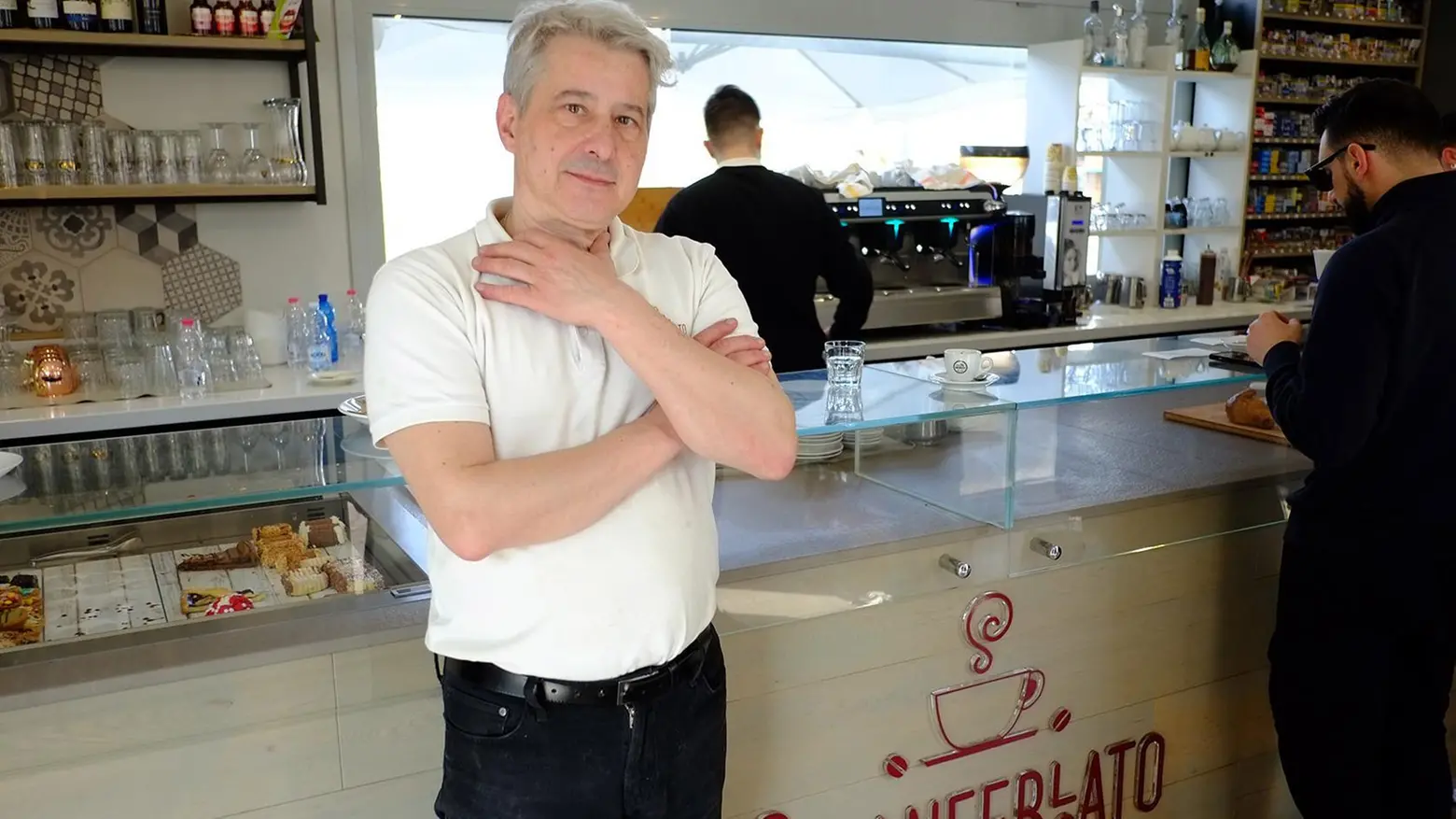 Pizzette, brioche e sorrisi Il Barcafè di Cederna prende i clienti per la gola Pizzette, brioche e sorrisi Il Barcafè di Cederna prende i clienti per la gola