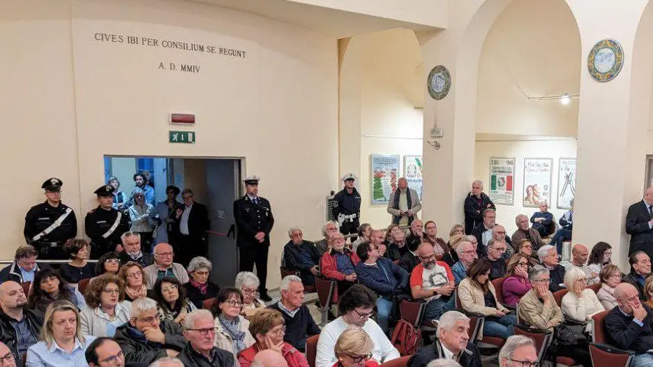 Ospedale di Saronno  Quattro ore di dibattito  per difendere i reparti