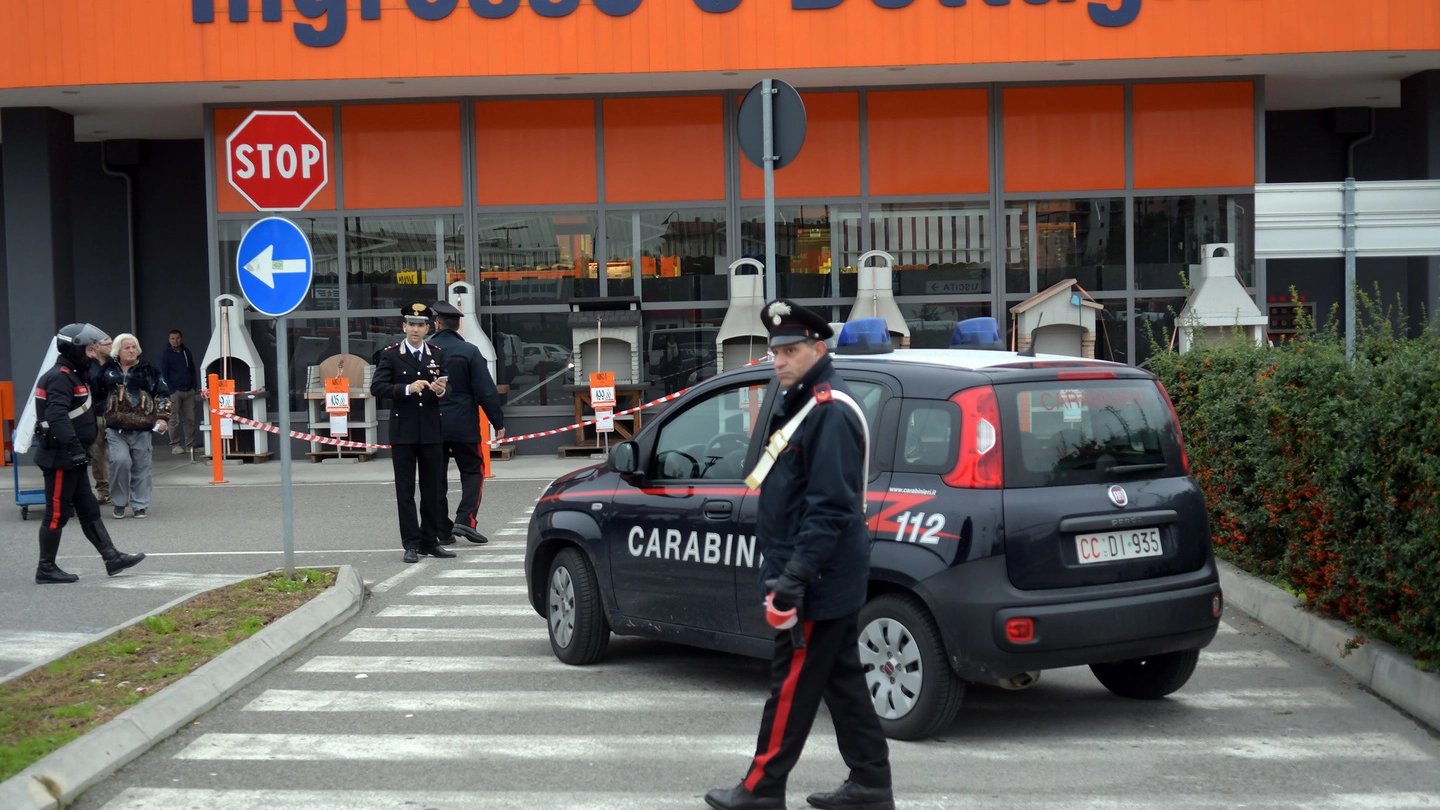 I carabinieri sul luogo del blitz malavitoso a Segrate
