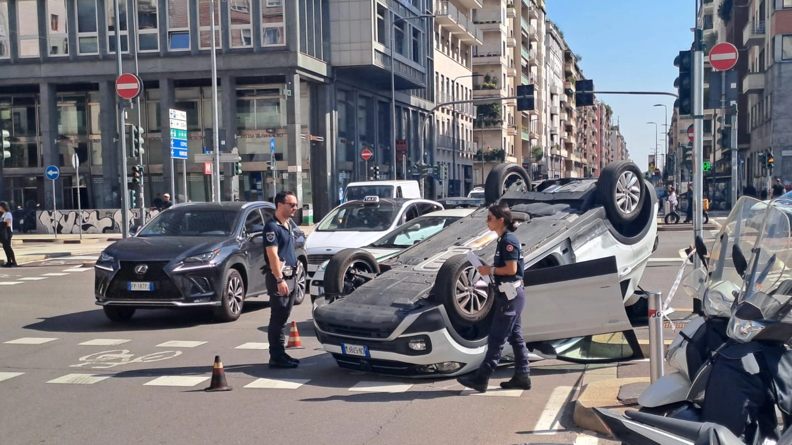 Il taxi che si è ribaltato nei pressi di un incrocio in piazza Repubblica Il taxi che si è ribaltato nei pressi di un incrocio in piazza Repubblica