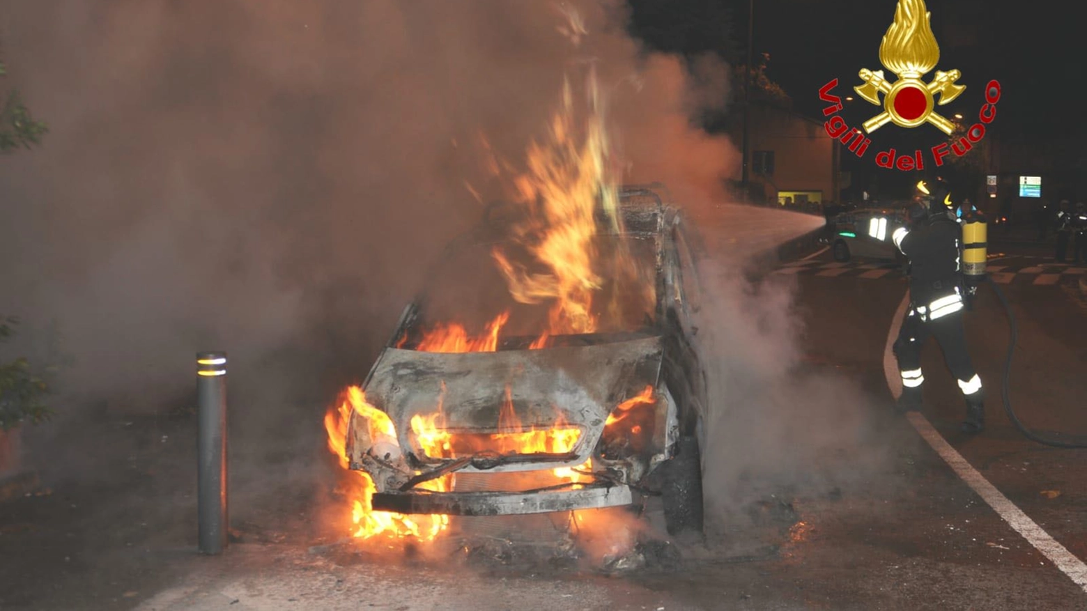 L'auto incendiata a Cernusco sul Naviglio