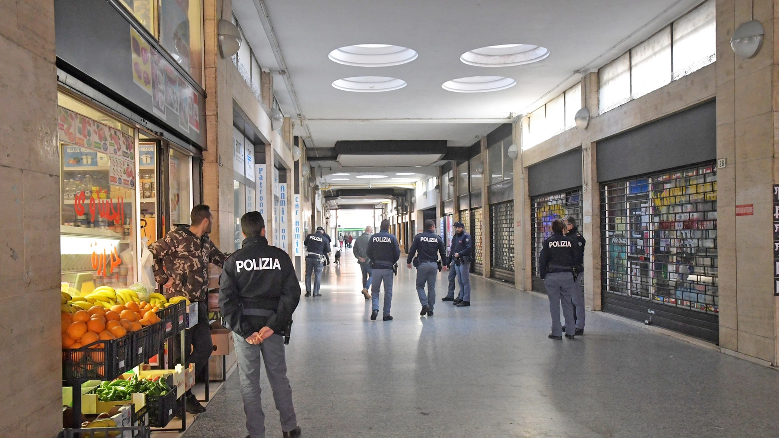 Controlli della polizia in Galleria Manzoni a Pavia
