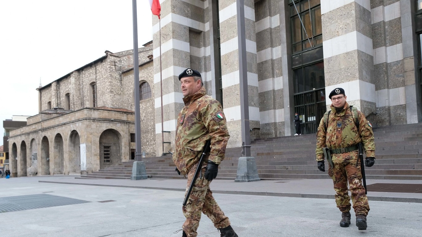 Militari pattugliano il centro di Brescia