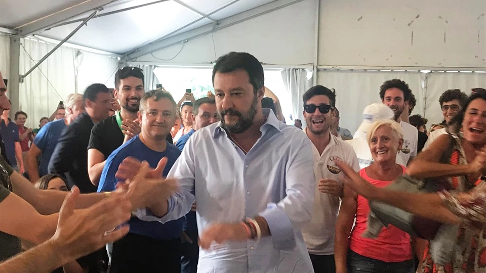 Lega Giovani a Pontida, Salvini accolto con applausi e strette di mano