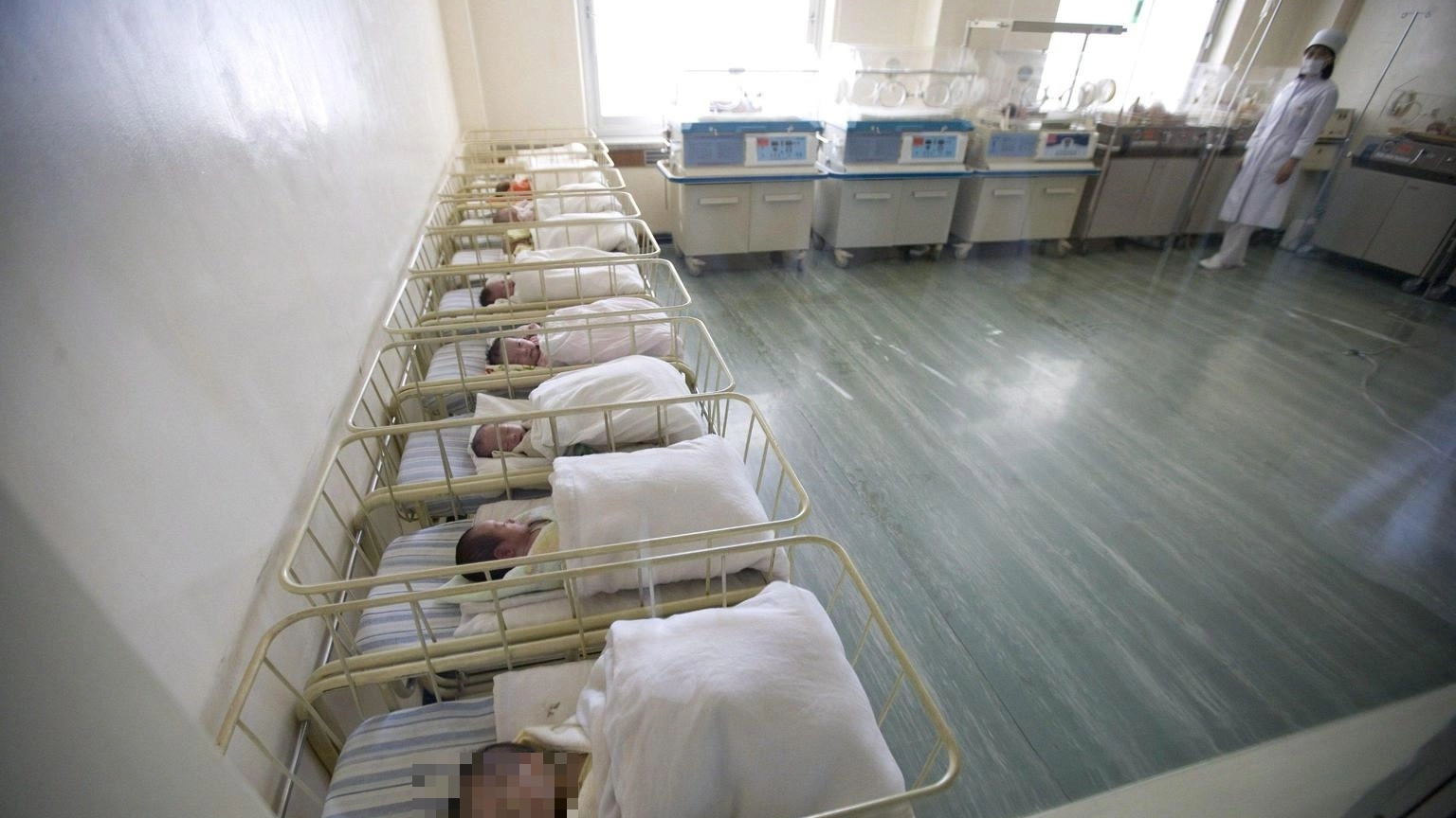 Neonati in un nido d'ospedale