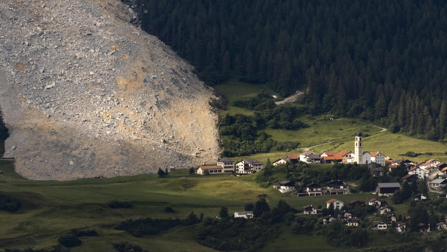 L'impressionante frana che ha sfiorato il paese di Brienz