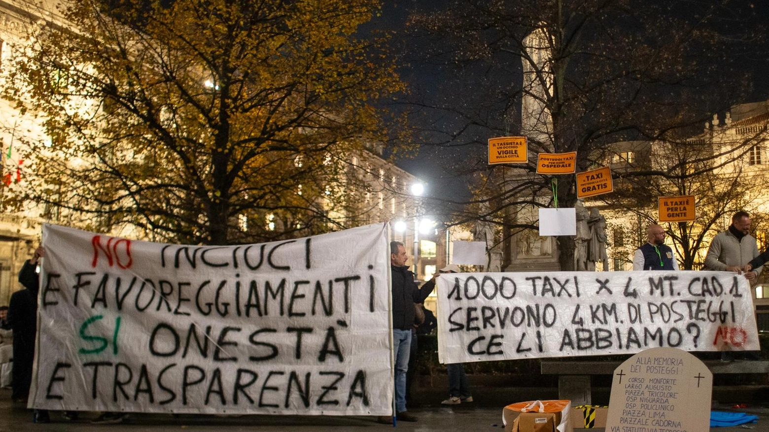 La protesta dei tassisti in Comune. Fumogeni, fischietti e insulti a Sala