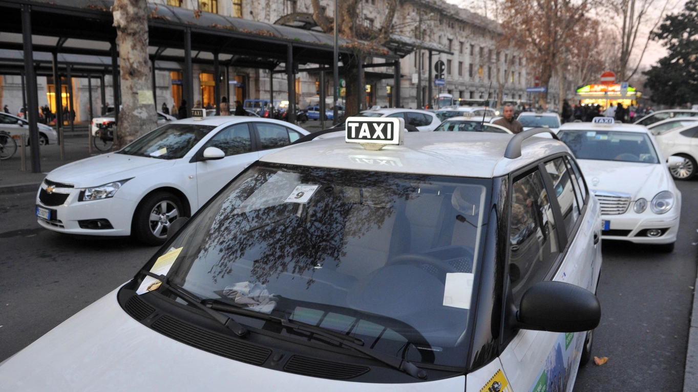 Taxi a Milano in una foto d'archivio (Newpress)