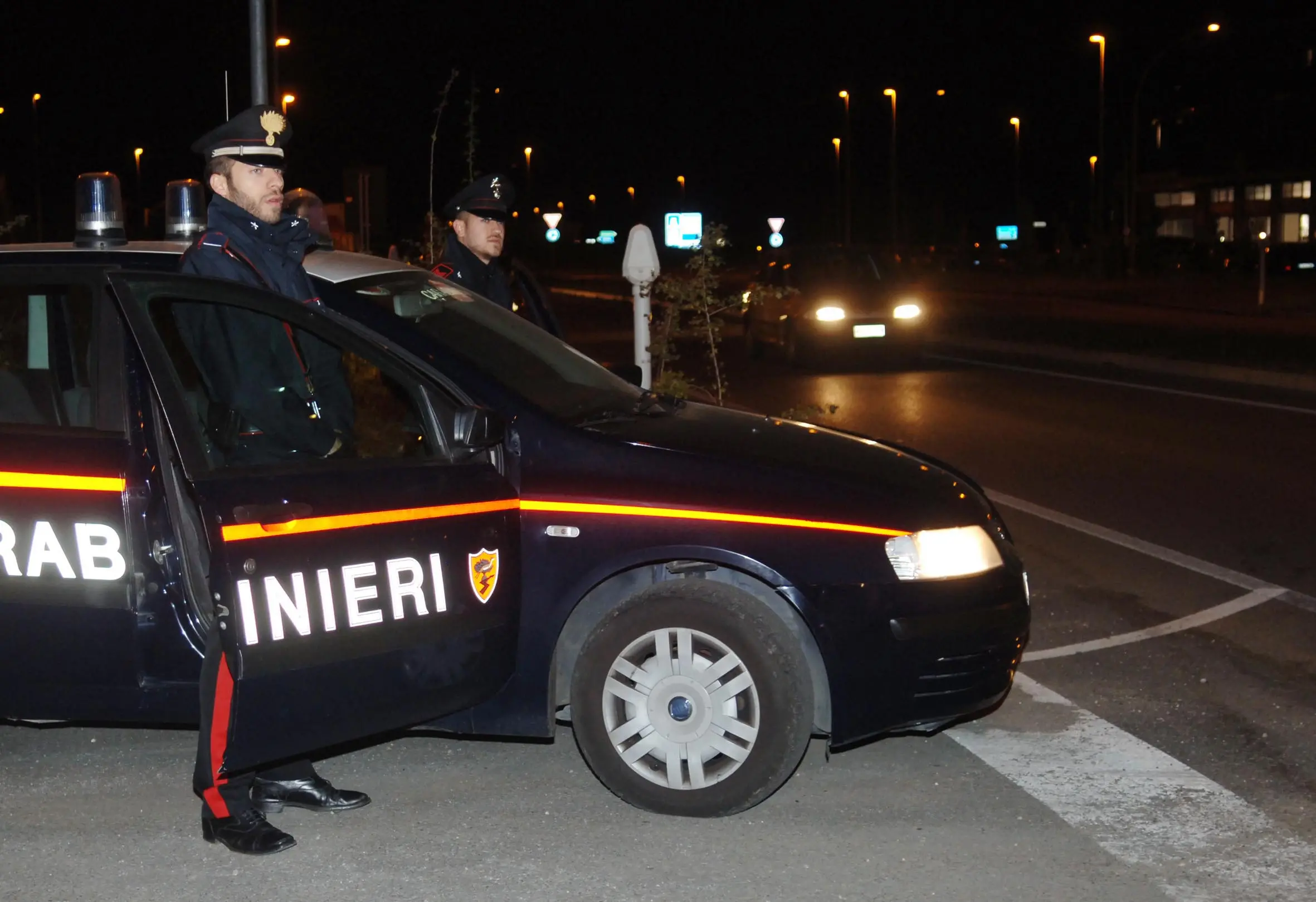 Gela, lo zio lo investe e lo frusta con una catena. Lui spara alla cugina