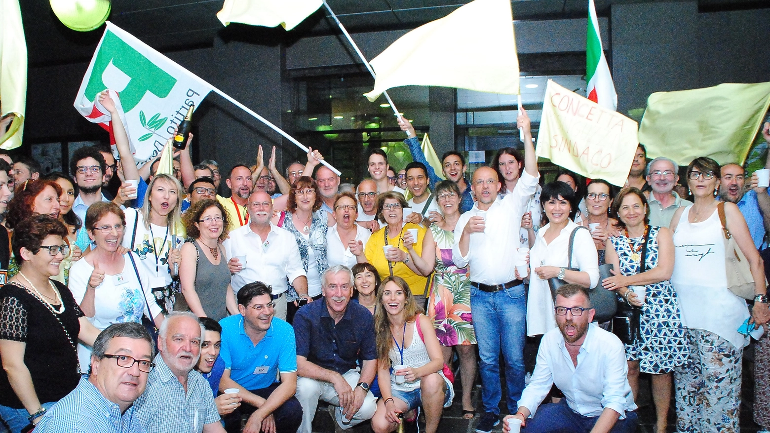 Lissone, Monguzzi e i candidati del centrosinistra festeggiano sotto il Comune