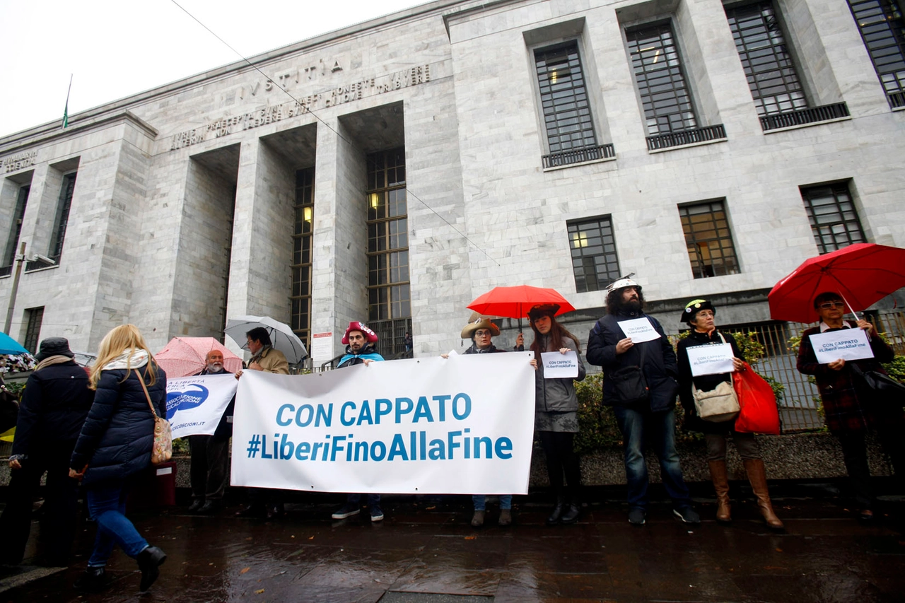 Presidio davanti al tribunale di Milano