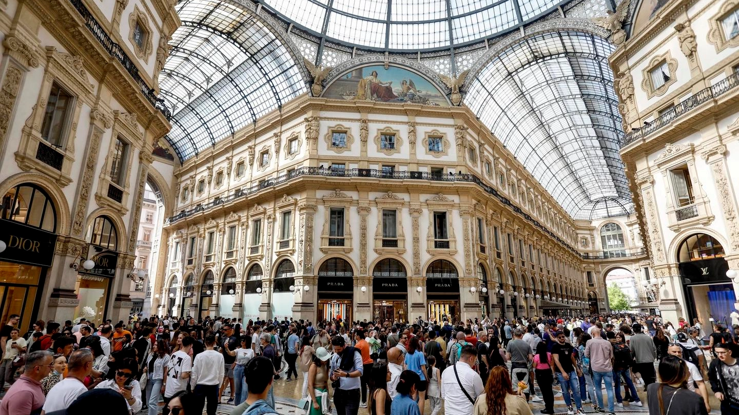 Milanesi e turisti in centro per la Pasquetta a Milano