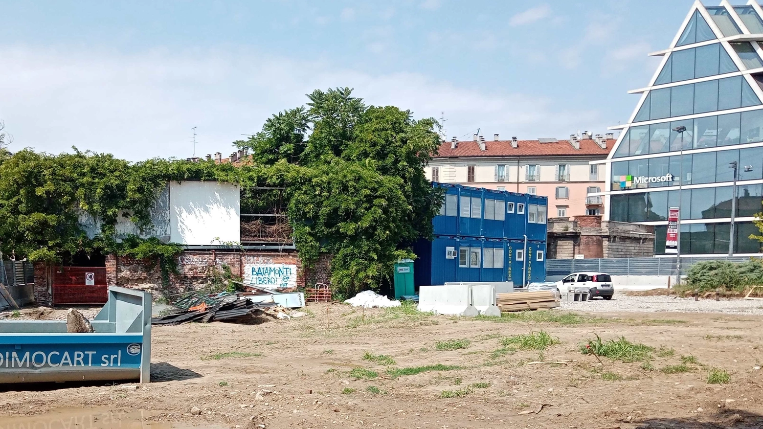 Il cantiere per il nuovo Museo della Resistenza in piazzale Baiamonti con il grande glicine del Circolo Combattenti e reduci