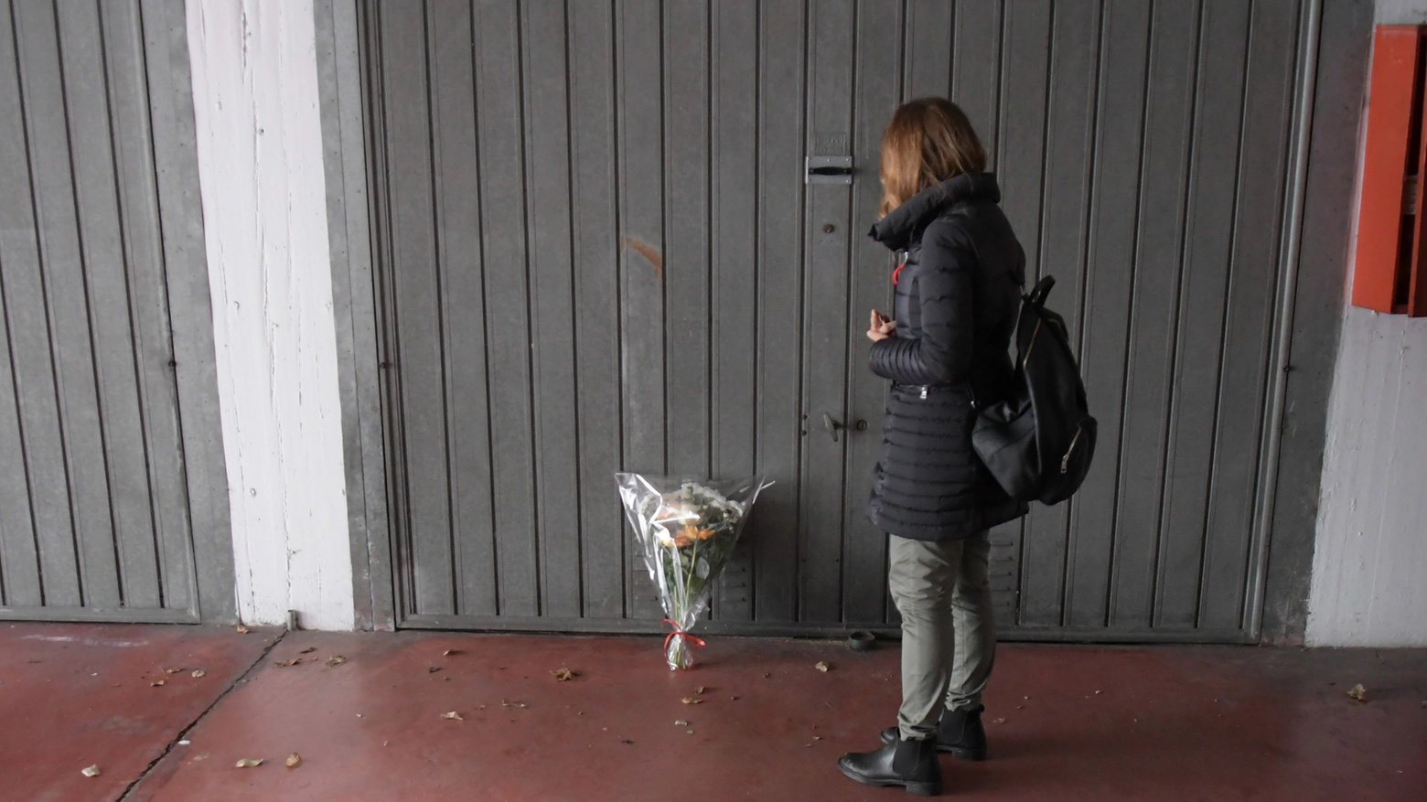 Un mazzo di fiori davanti al box dove è stato ucciso l'imprenditore