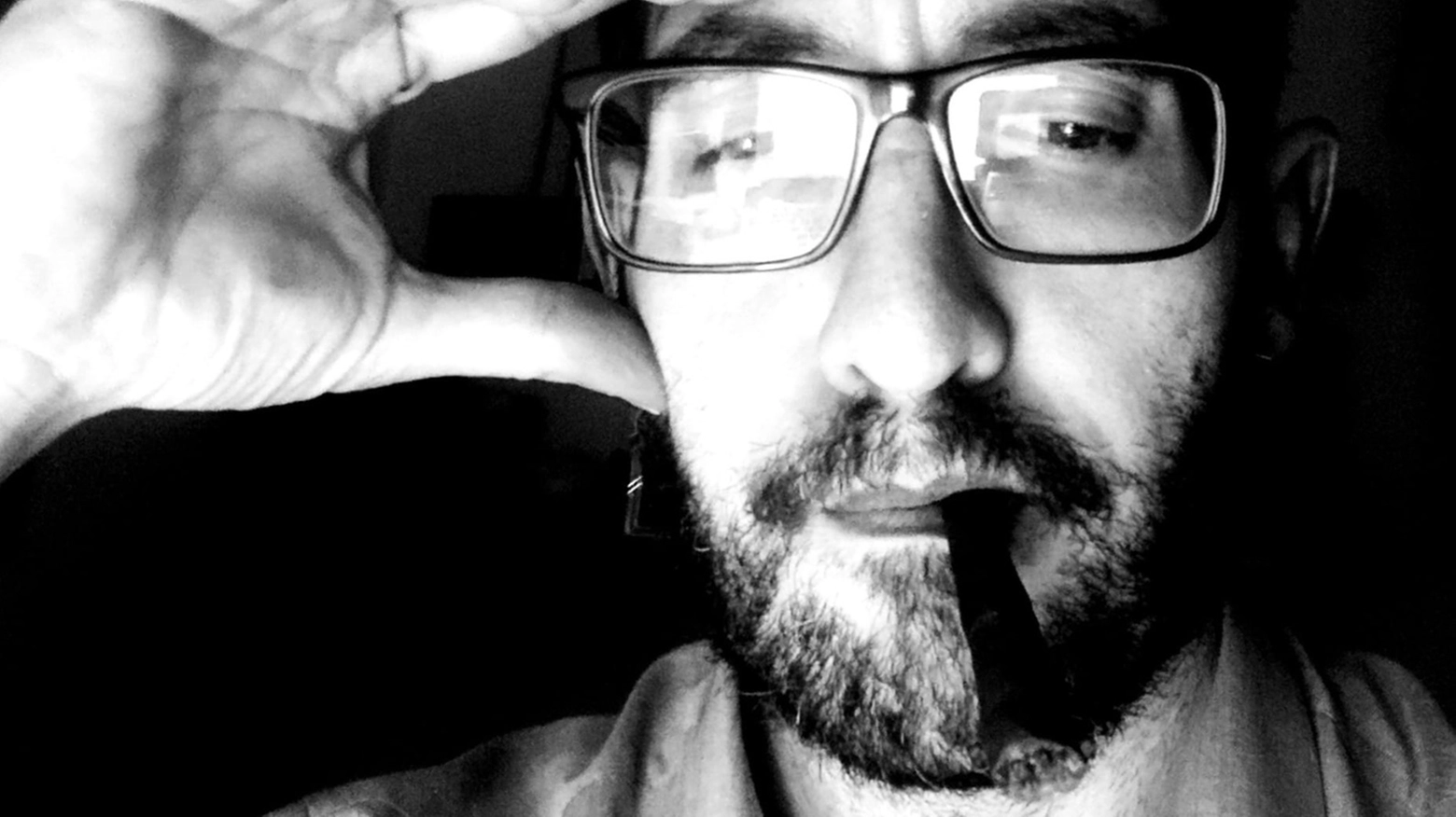 Un suggestivo ritratto del giornalista e poeta Giuseppe Di Matteo, 40 anni Un suggestivo ritratto del giornalista e poeta Giuseppe Di Matteo, 40 anni