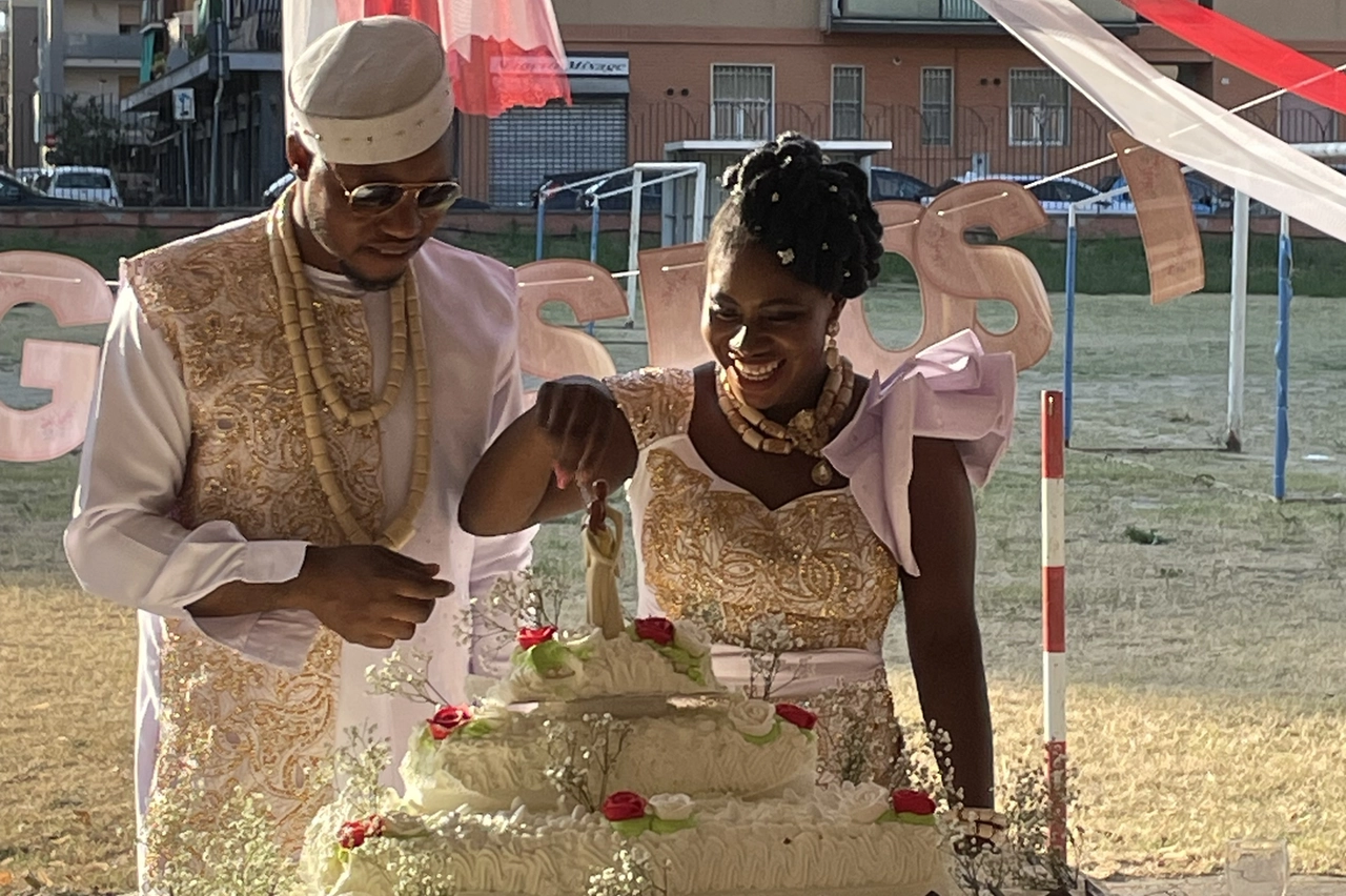 Il taglio della torta al matrimonio di Endurance e Destiny