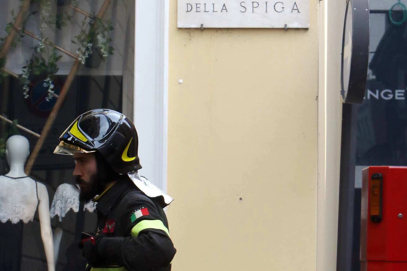 I vigili del fuoco in via della Spiga 