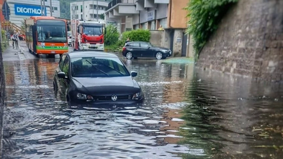 Un'auto bloccata nel sottopasso allagato
