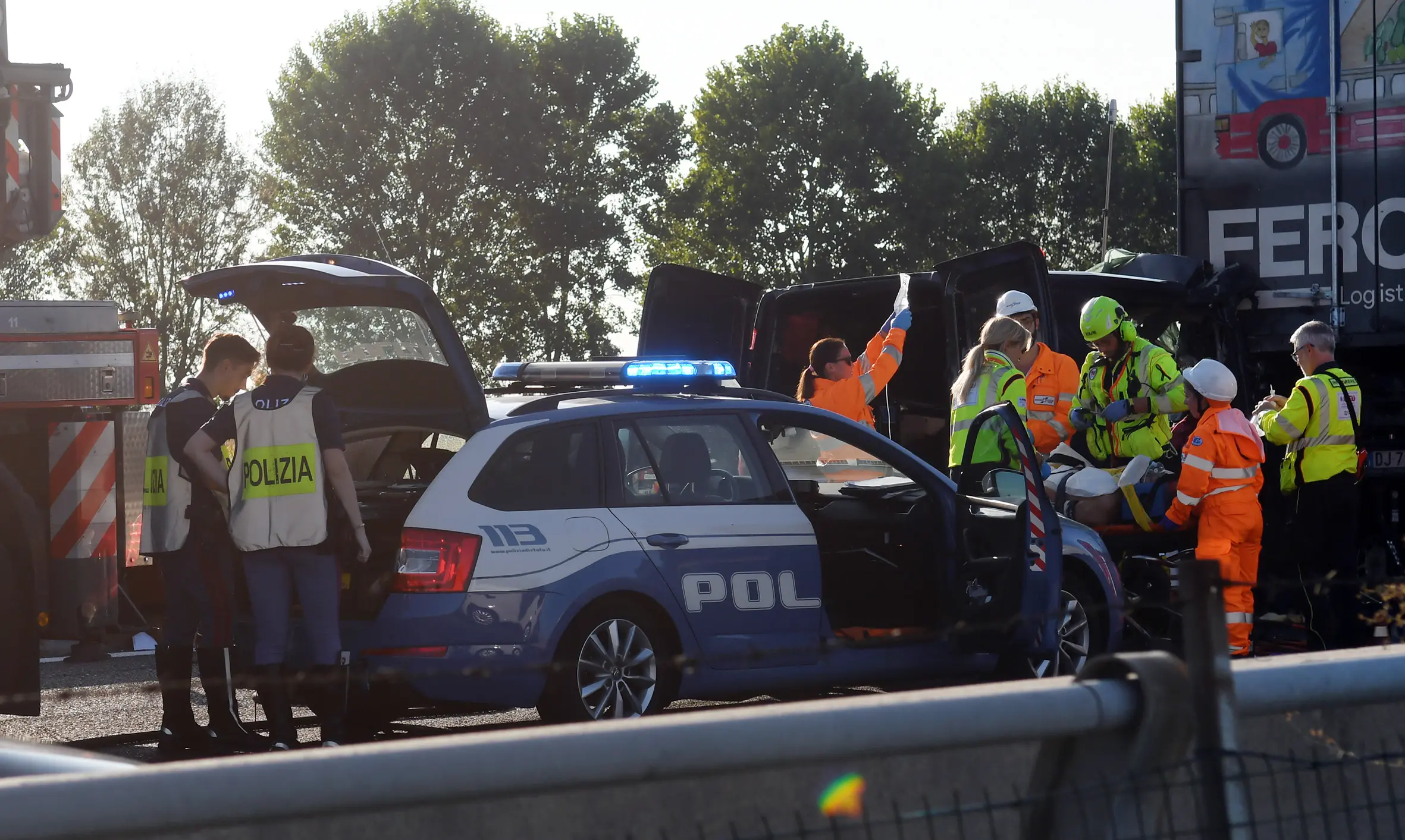 Incidente sull'A1, scontro tra due camion e un furgone: quattro feriti, uno è grave
