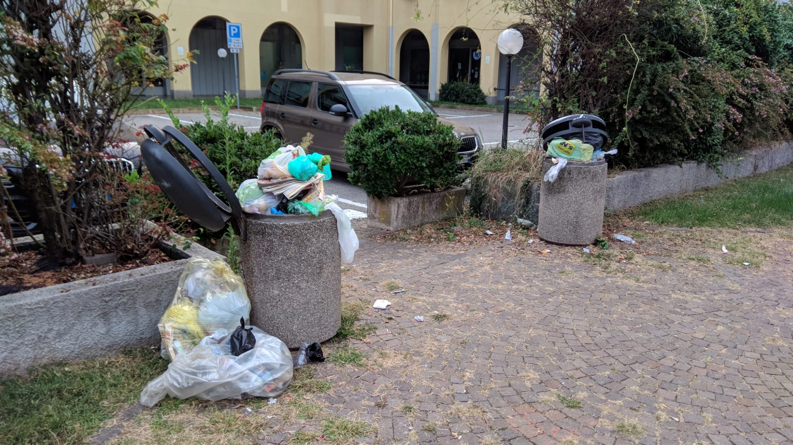 I rifiuti accumulati nei cestini della città