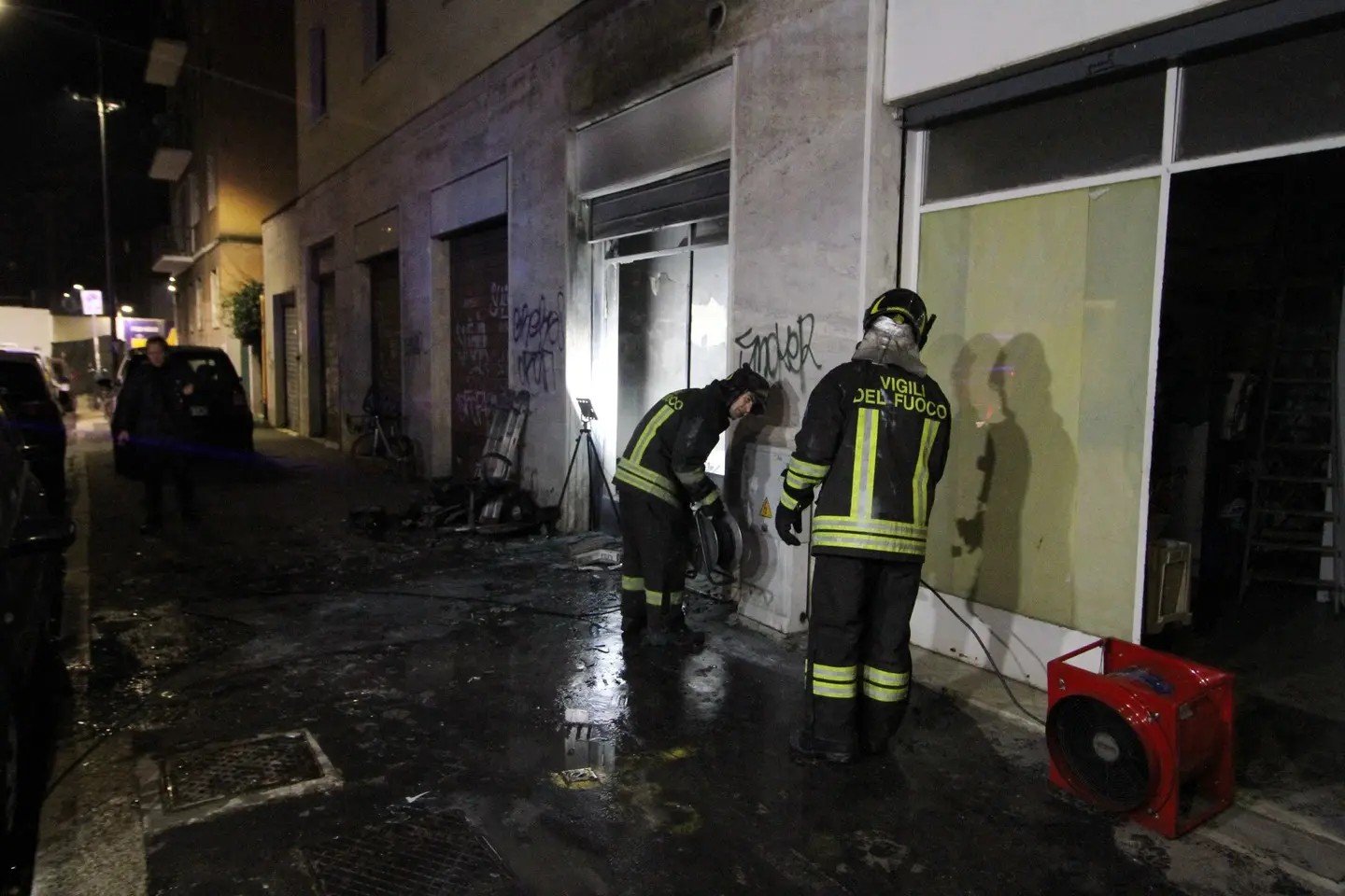 Incendio in un negozio d'idraulica: una persona intossicata
