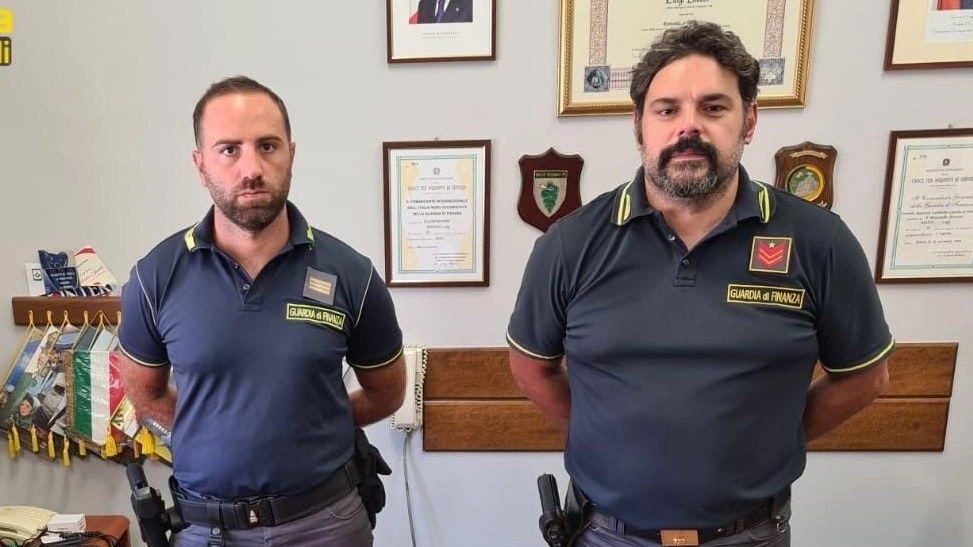 Irregolare e senza patente In auto con droga, arrestato Irregolare e senza patente In auto con droga, arrestato