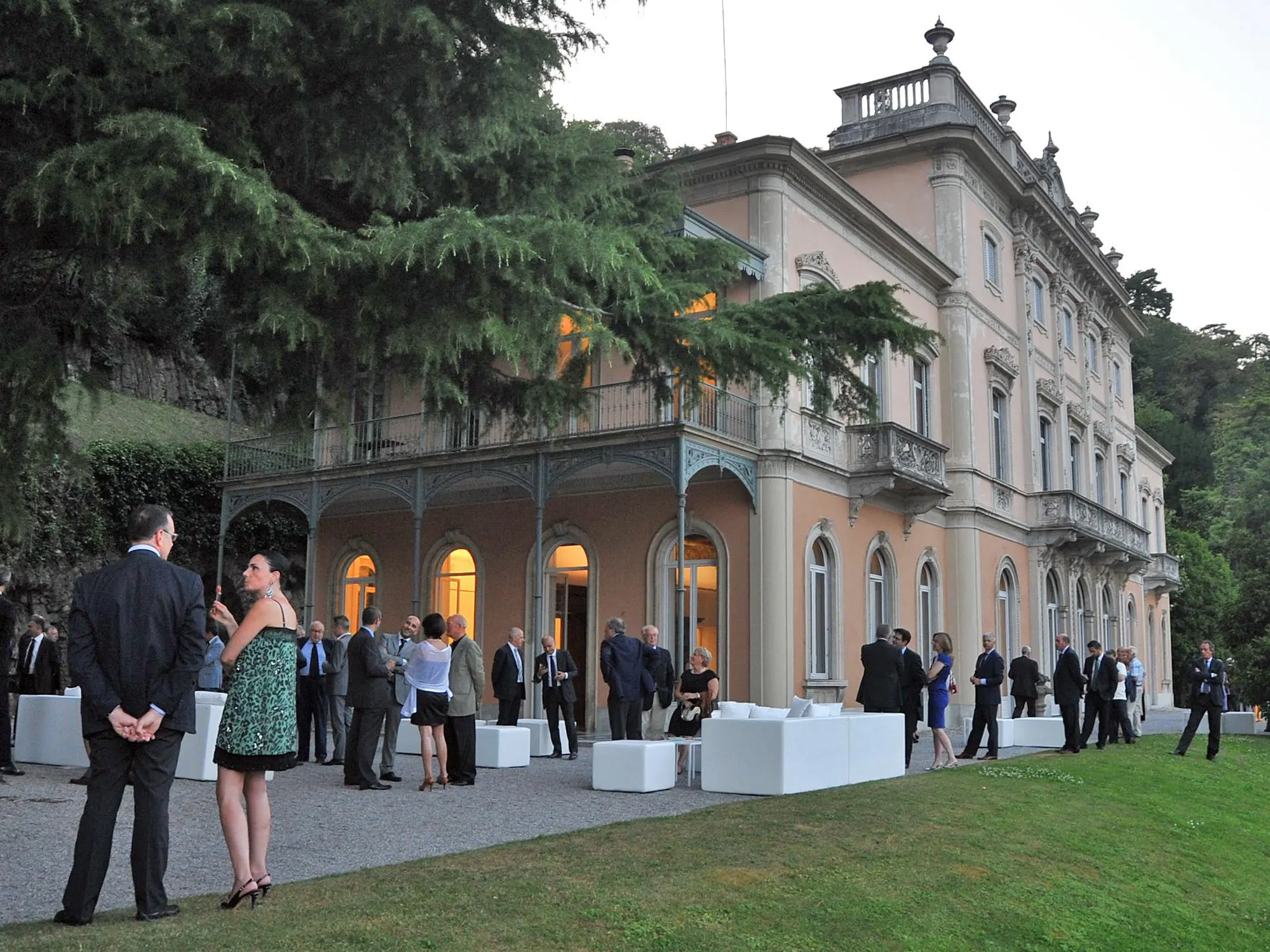 Scienza, ricercatori impegnati a Villa del Grumello