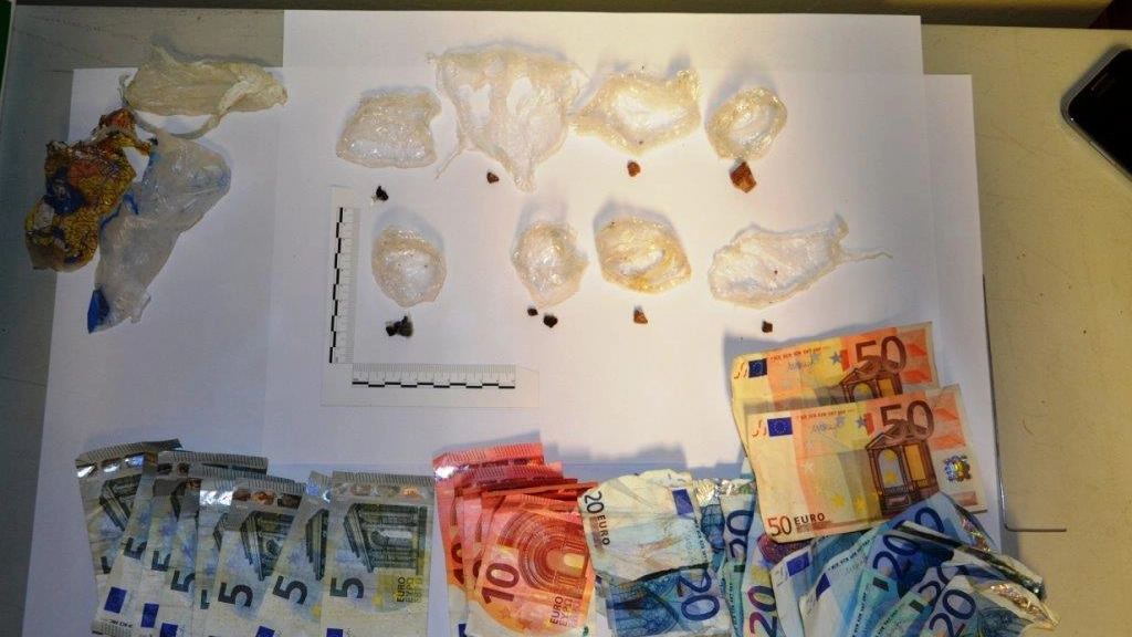 La droga e il denaro sequestrati