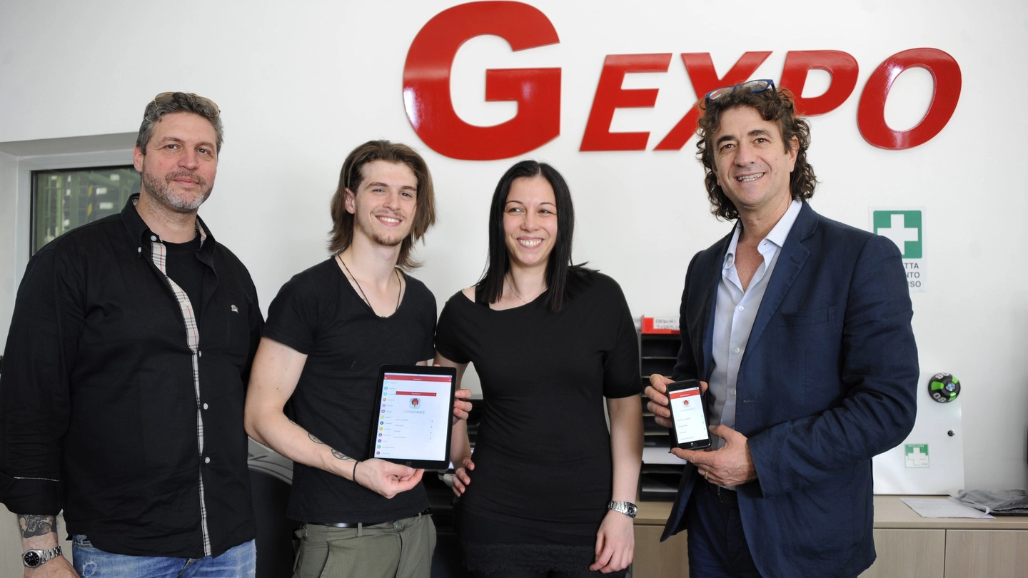 Luciano Panarelli e il figlio Andrea (primi due a sinistra) con i responsabili dell’azienda Gexpo che li sta sostenendo