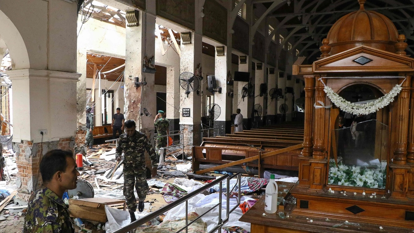 Sri Lanka, l'interno della chiesa di San Antonio dopo l'esplosione (LaPresse)
