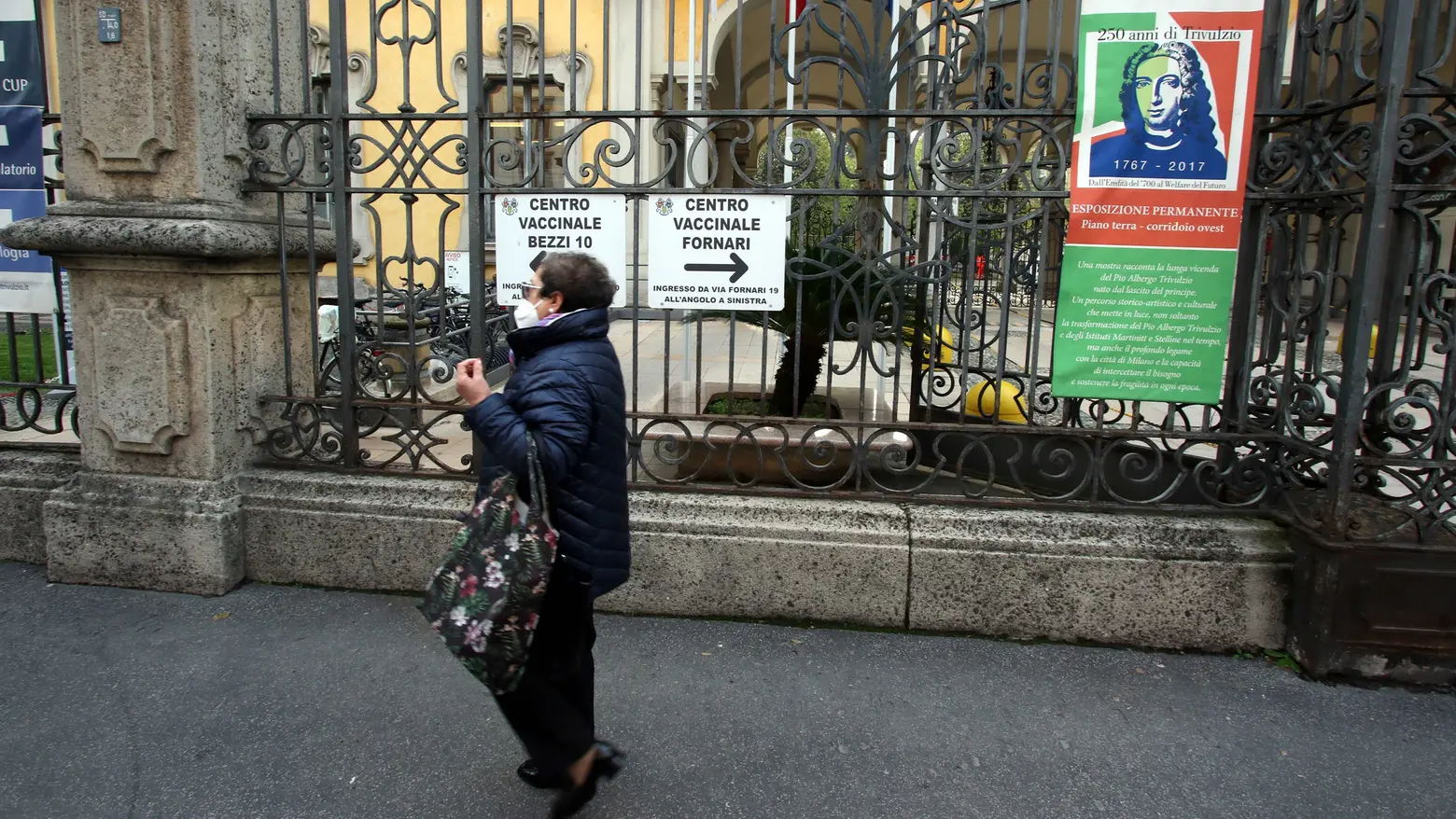 L'ingresso del Pio Albergo Trivulzio di Milano durante il Covid