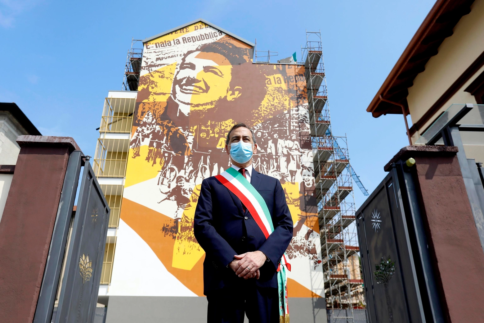Milano, il maxi-murale con la donna simbolo dell'Italia democratica