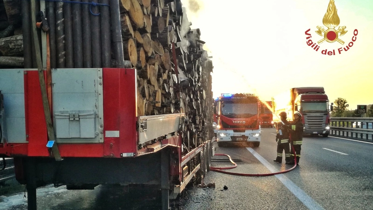 Incendio su tir carico di legna (foto vigili del fuoco)