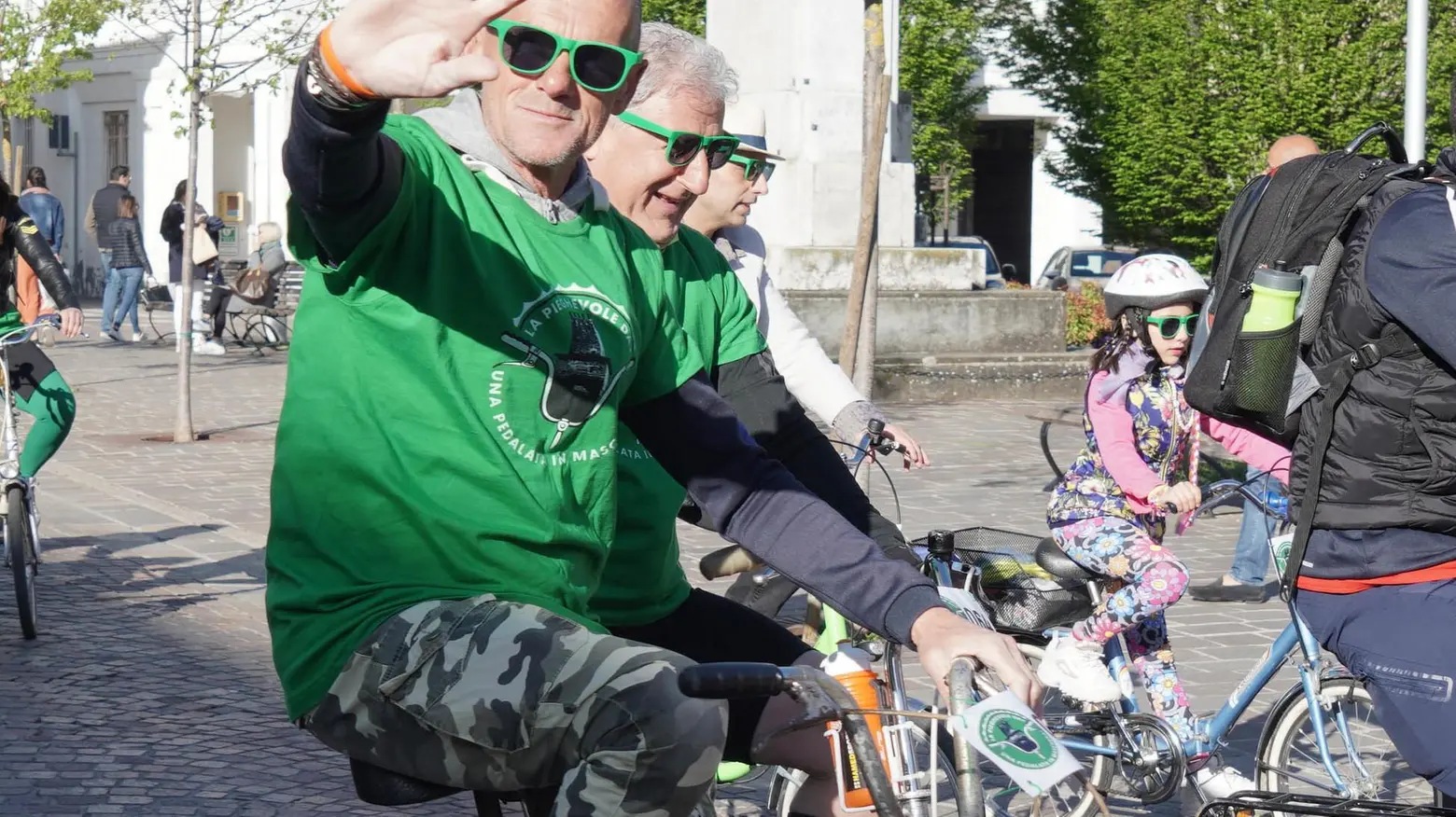 Biciclette di una volta  La sfilata di un mito  Più di 40 chilometri  in sella alla Graziella