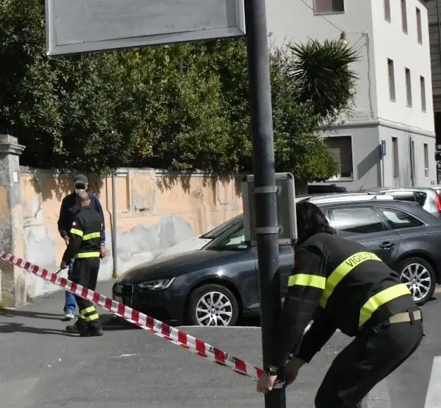 Rimosso palo della luce pericolante dopo incidente