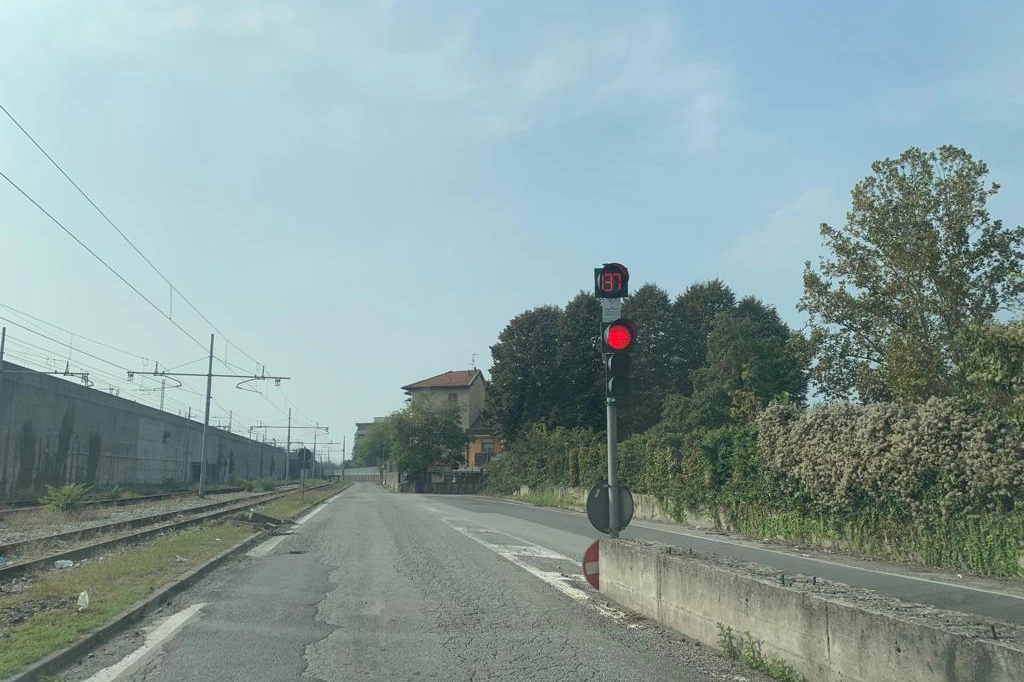 Via Lazio a Milano, dove si viaggia tenendo la sinistra. Uno dei due semafori temporizzati della via