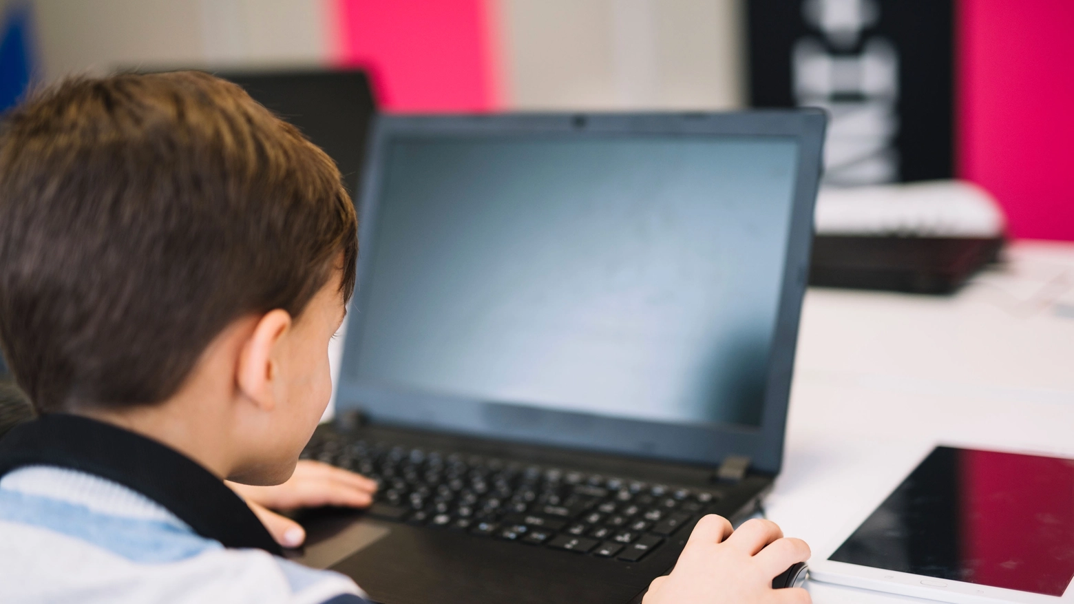Odioso furto di computer alla scuola Deledda di Rho Odioso furto di computer alla scuola Deledda di Rho